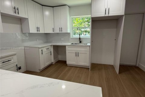 House in Miami, Florida 3 bedrooms, 118.91 sq.m. № 1882031 - photo 13