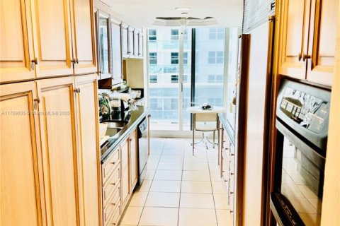 Condo in Surfside, Florida, 3 bedrooms  № 1863237 - photo 9