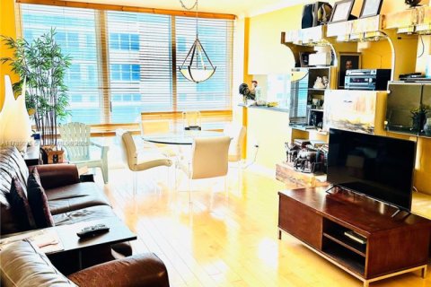 Condo in Surfside, Florida, 3 bedrooms  № 1863237 - photo 8