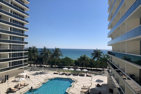 Condo in Surfside, Florida, 3 bedrooms  № 1863237 - photo 4