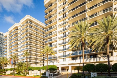 Condo in Surfside, Florida, 3 bedrooms  № 1863237 - photo 1