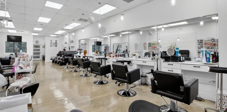 Commercial property in Miami, Florida № 1973558