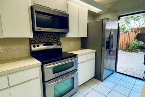 Townhouse in Davie, Florida 2 bedrooms, 138.24 sq.m. № 1962997 - photo 12