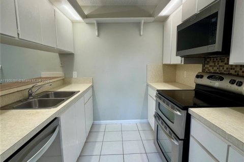 Townhouse in Davie, Florida 2 bedrooms, 138.24 sq.m. № 1962997 - photo 11