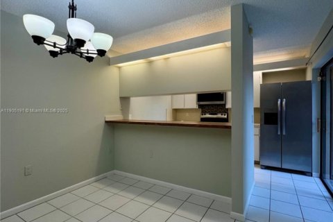 Townhouse in Davie, Florida 2 bedrooms, 138.24 sq.m. № 1962997 - photo 10