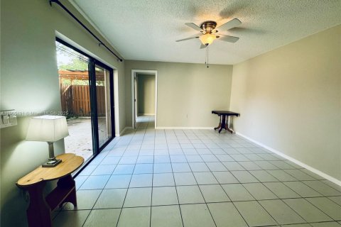 Townhouse in Davie, Florida 2 bedrooms, 138.24 sq.m. № 1962997 - photo 3