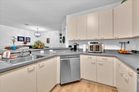 Townhouse in Miramar, Florida 3 bedrooms, 188.87 sq.m. № 1842726 - photo 22