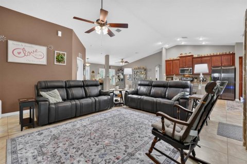 House in Palm Coast, Florida 4 bedrooms, 205.13 sq.m. № 2299575 - photo 9
