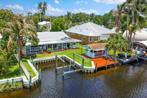 House in Stuart, Florida 3 bedrooms, 165.74 sq.m. № 2176628