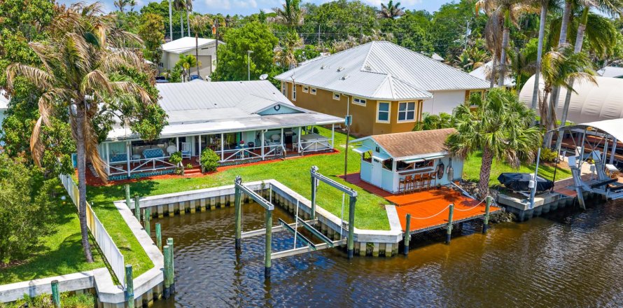 House in Stuart, Florida 3 bedrooms, 165.74 sq.m. № 2176628
