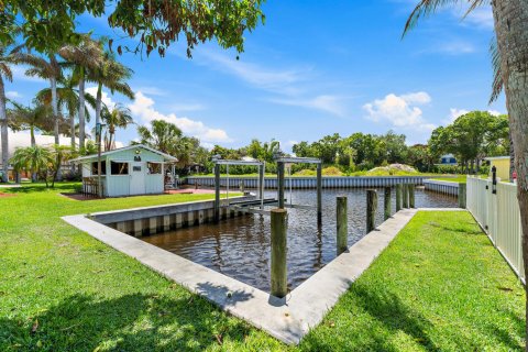 House in Stuart, Florida 3 bedrooms, 165.74 sq.m. № 2176628 - photo 8