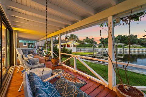 House in Stuart, Florida 3 bedrooms, 165.74 sq.m. № 2176628 - photo 2