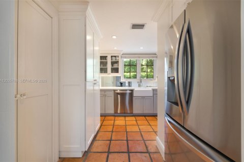 House in Coral Gables, Florida 2 bedrooms, 141.95 sq.m. № 2248312 - photo 15