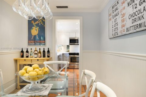 House in Coral Gables, Florida 2 bedrooms, 141.95 sq.m. № 2248312 - photo 11