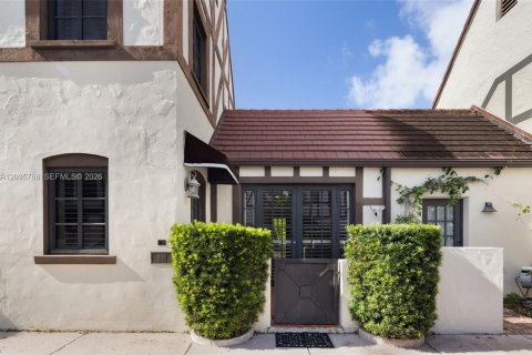 House in Coral Gables, Florida 2 bedrooms, 141.95 sq.m. № 2248312 - photo 2