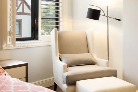 House in Coral Gables, Florida 2 bedrooms, 141.95 sq.m. № 2248312 - photo 19