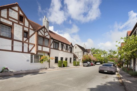 House in Coral Gables, Florida 2 bedrooms, 141.95 sq.m. № 2248312 - photo 24