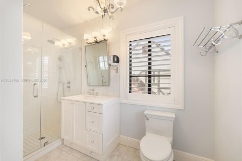 House in Coral Gables, Florida 2 bedrooms, 141.95 sq.m. № 2248312 - photo 20
