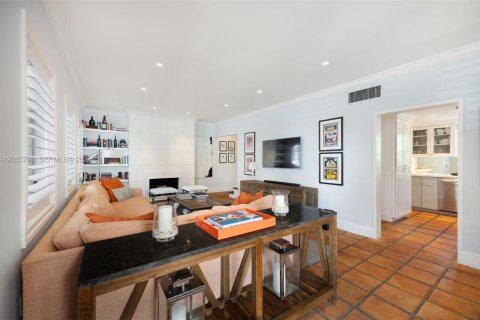 House in Coral Gables, Florida 2 bedrooms, 141.95 sq.m. № 2248312 - photo 5