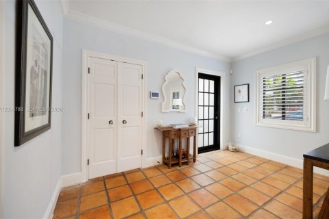 House in Coral Gables, Florida 2 bedrooms, 141.95 sq.m. № 2248312 - photo 4