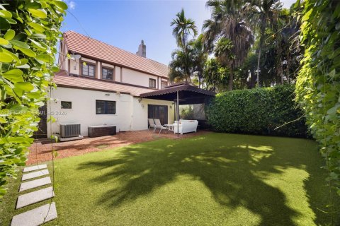 House in Coral Gables, Florida 2 bedrooms, 141.95 sq.m. № 2248312 - photo 23
