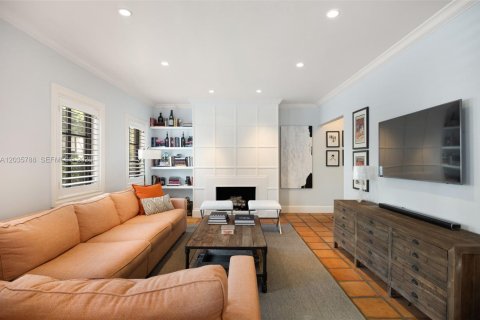House in Coral Gables, Florida 2 bedrooms, 141.95 sq.m. № 2248312 - photo 6