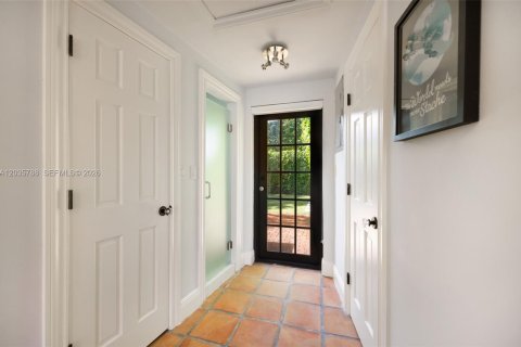 House in Coral Gables, Florida 2 bedrooms, 141.95 sq.m. № 2248312 - photo 10