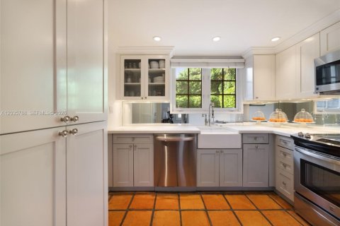 House in Coral Gables, Florida 2 bedrooms, 141.95 sq.m. № 2248312 - photo 16