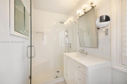 House in Coral Gables, Florida 2 bedrooms, 141.95 sq.m. № 2248312 - photo 21