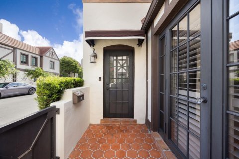 House in Coral Gables, Florida 2 bedrooms, 141.95 sq.m. № 2248312 - photo 3
