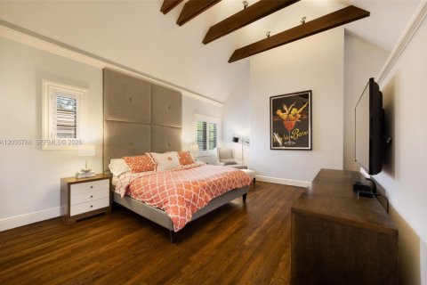 House in Coral Gables, Florida 2 bedrooms, 141.95 sq.m. № 2248312 - photo 17