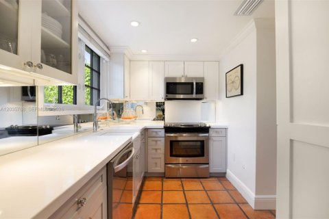 House in Coral Gables, Florida 2 bedrooms, 141.95 sq.m. № 2248312 - photo 14