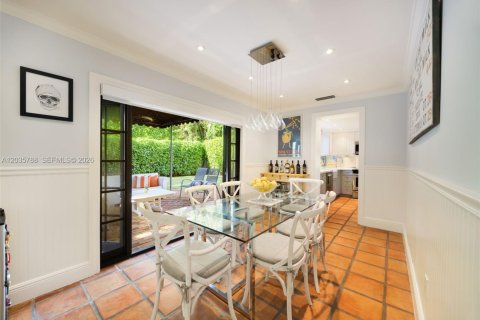 House in Coral Gables, Florida 2 bedrooms, 141.95 sq.m. № 2248312 - photo 13