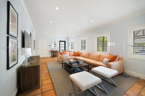 House in Coral Gables, Florida 2 bedrooms, 141.95 sq.m. № 2248312 - photo 7
