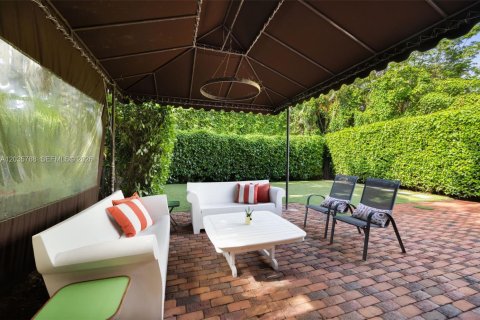 House in Coral Gables, Florida 2 bedrooms, 141.95 sq.m. № 2248312 - photo 22