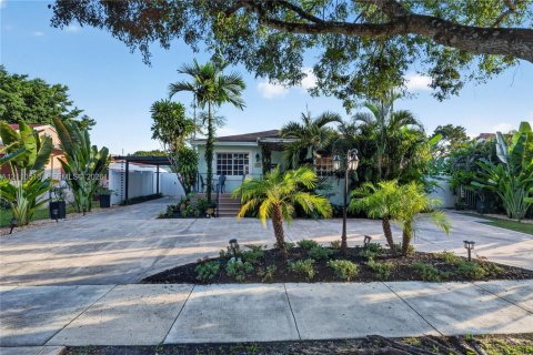 Villa ou maison à West Miami, Floride 4 chambres, 170.66 m2 № 2431370