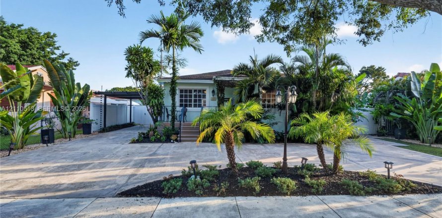 Villa ou maison à West Miami, Floride 4 chambres, 170.66 m2 № 2431370