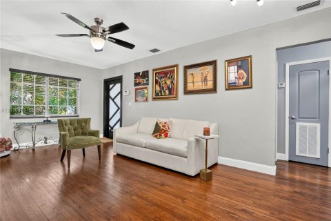 Villa ou maison à vendre à West Miami, Floride: 4 chambres, 170.66 m2 № 2431370 - photo 17
