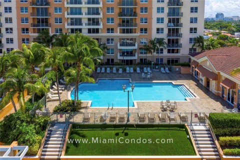 Condo in Miami, Florida, 3 bedrooms  № 2244681 - photo 2