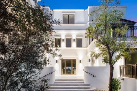 Casa en venta en Miami Beach, Florida, 8 dormitorios, 1468.04 m2 № 1495738 - foto 2