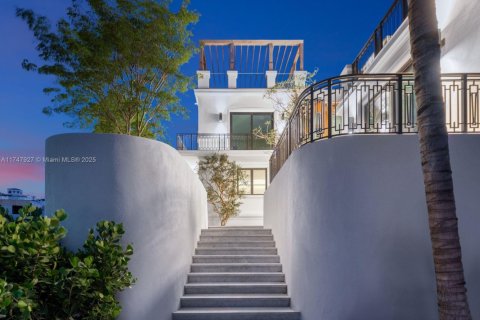 Casa en venta en Miami Beach, Florida, 8 dormitorios, 1468.04 m2 № 1495738 - foto 4