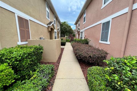 Townhouse in Saint Petersburg, Florida 3 bedrooms, 137.5 sq.m. № 1866527 - photo 3