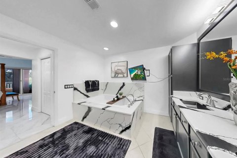 Condo in Saint Petersburg, Florida, 3 bedrooms № 2102106 - photo 29