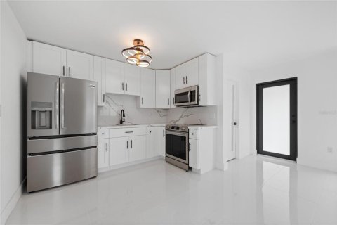 Immobilier commercial à vendre à Miami, Floride: 7 chambres, 183.95 m2 № 2388616 - photo 12