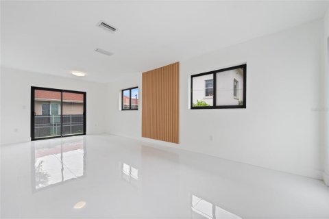 Immobilier commercial à vendre à Miami, Floride: 7 chambres, 183.95 m2 № 2388616 - photo 11