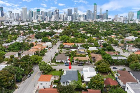 Immobilier commercial à vendre à Miami, Floride: 7 chambres, 183.95 m2 № 2388616 - photo 2