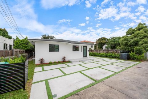 Immobilier commercial à vendre à Miami, Floride: 7 chambres, 183.95 m2 № 2388616 - photo 4