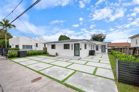 Immobilier commercial à vendre à Miami, Floride: 7 chambres, 183.95 m2 № 2388616 - photo 6