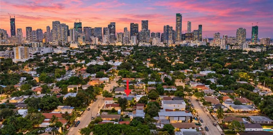 Immobilier commercial à Miami, Floride 7 chambres, 183.95 m2 № 2388616