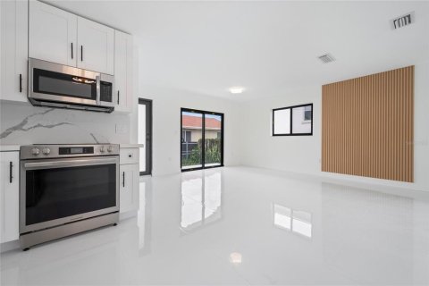 Immobilier commercial à vendre à Miami, Floride: 7 chambres, 183.95 m2 № 2388616 - photo 14